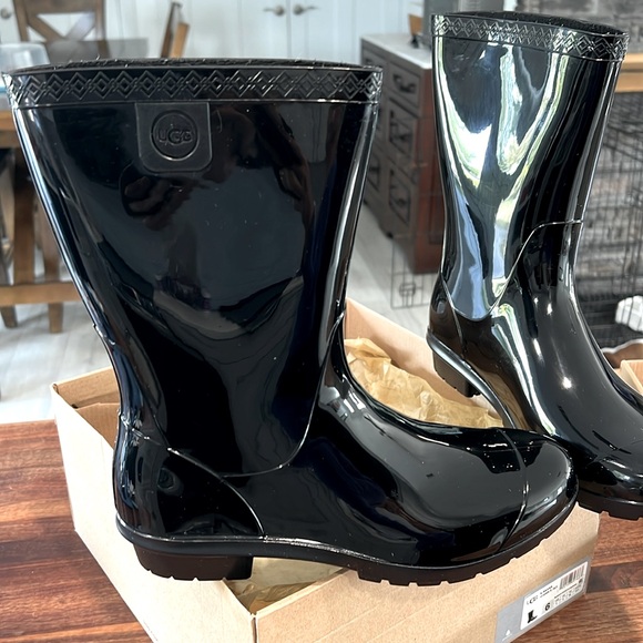 Youth size 6 UGG RAANA BOOTS - Picture 1 of 8